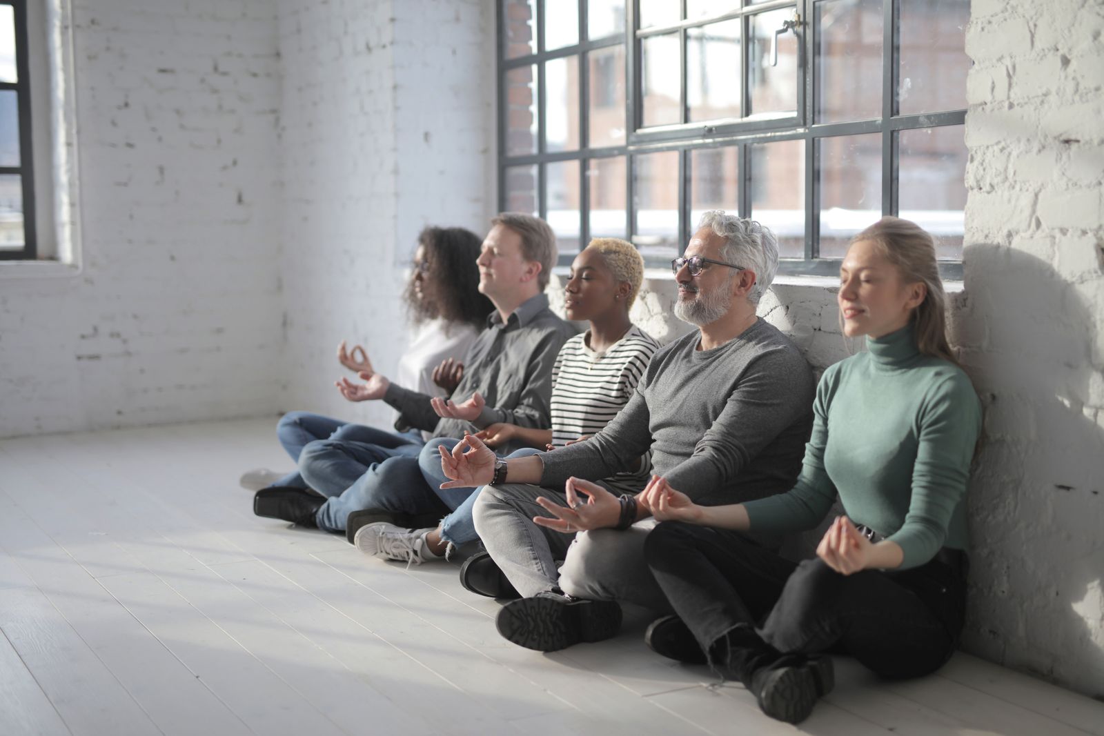 Colleagues taking a seated meditation break together / Des collègues partagent une pause de méditation assise